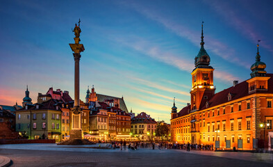 Obraz premium Evening view of the historic center of Warsaw. Panoramic view on Royal Castle, ancient townhouses and Sigismund's Column in Old town in Warsaw, Poland.