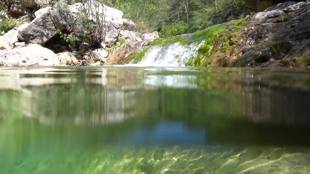 Peque&ntilde;a cascada con camara sumergida