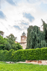 Busca all'imbrunire, un piccolo comune della Provincia di Cuneo, nel Sud del Piemonte