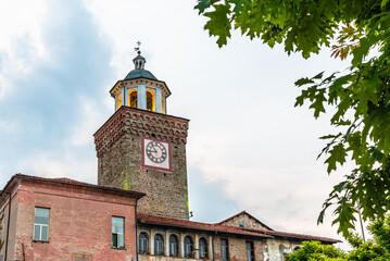 Busca all'imbrunire, un piccolo comune della Provincia di Cuneo, nel Sud del Piemonte
