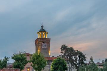 Busca all'imbrunire, un piccolo comune della Provincia di Cuneo, nel Sud del Piemonte