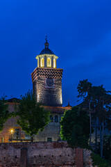 Fototapeta premium Busca all'imbrunire, un piccolo comune della Provincia di Cuneo, nel Sud del Piemonte