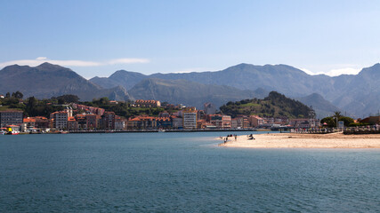Fototapeta premium Vista de la playa de Ribadesella en Asturias (norte de España) con la montaña al fondo.