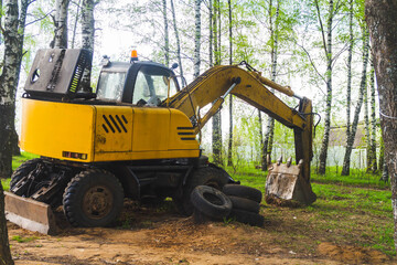 Fototapeta na wymiar The excavator is in the forest.