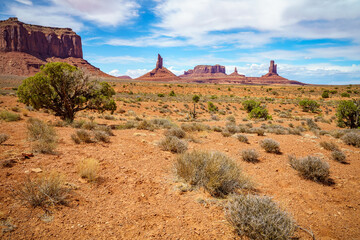 hiking the wildcat trail in the monument valley, usa