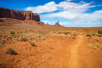 hiking the wildcat trail in the monument valley, usa