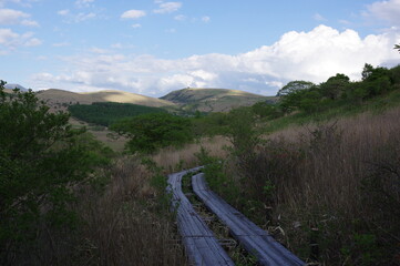 Fototapeta na wymiar 車山を望む　木製遊歩道　K3BP6501