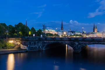 Blick auf die Kennedybrücke in Hamburg 