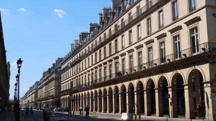 Perspective sur la rue de Rivoli à Paris, avec ses célèbres immeubles haussmanniens à arcades...