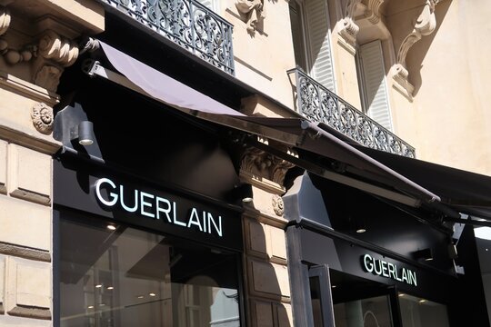 Enseigne d&rsquo;une boutique de parfums Guerlain, du groupe LVMH, &agrave; Paris &ndash; 29 mai 2020 (France)