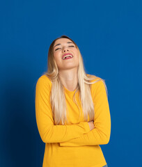 Obraz premium Blonde girl wearing a yellow T-shirt