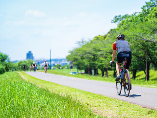 春の多摩川　サイクリングコース