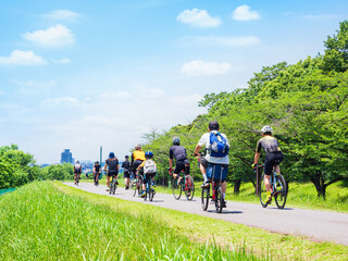 春の多摩川　サイクリングコース