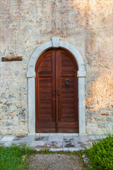 Fototapeta na wymiar Portone di entrata di costruzione in borgo medievale di Strassoldo, Udine, Friuli, italia. 