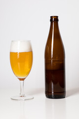 Flasche Bier und Glas