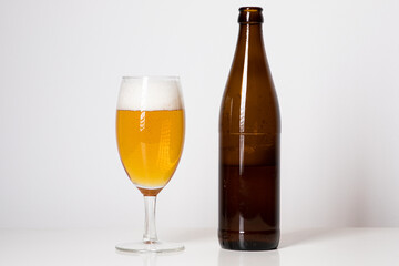 Flasche Bier und Bierglas