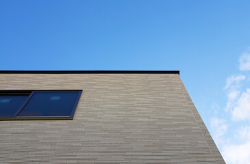 日本の住宅ビルの外壁と青空