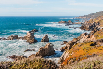 Fototapeta na wymiar Beautiful landscape near Monterey city in California. Turquoise ocean with big waves and rocky cliffs