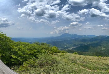 登山をして風景を楽しむ　鳥取・岡山　毛無山　雲と山と緑