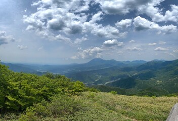 Fototapeta na wymiar 登山をして風景を楽しむ　鳥取・岡山　毛無山　雲と山と緑