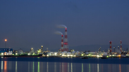 対岸から見た工場夜景