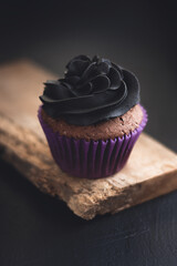 cupcake de chocolate en tabla de madera vieja