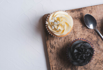 vista denital de dos cupcakes en una tabla de madera rustica