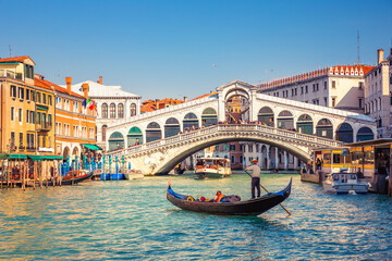 Fototapeta premium Gondola na Canal Grande w pobliżu mostu Rialto w Wenecji, Włochy