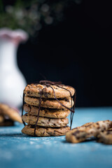 calletas de chocolate en un fondo rustico azul con un florero de fondo