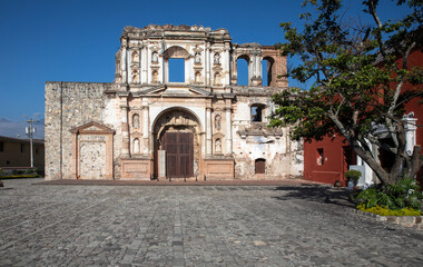 Fototapeta na wymiar Streets of old colonial town of Anitgua in Guatemala
