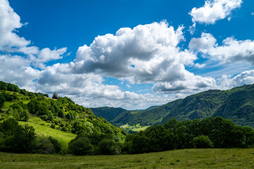 ciel nuageux et rayon de soleil sur les monts d'Auvergne 5