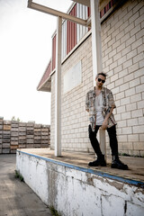 Modelo de estilo urbano con gafas de sol.