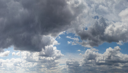 Dramatischer Himmel mit Wolken
