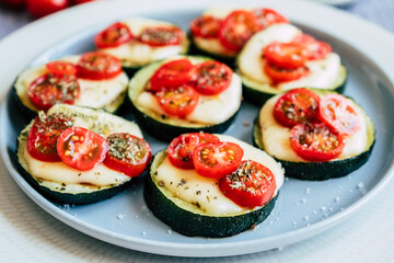 Pizza végétarienne avec tranches de courgettes fromage fondu et tomates cerise