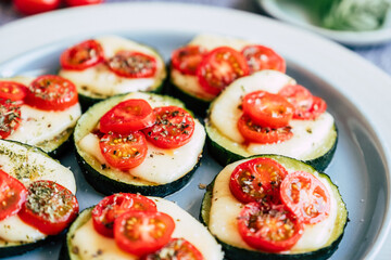 Pizza végétarienne avec tranches de courgettes fromage fondu et tomates cerise