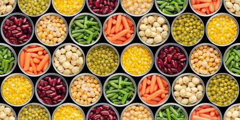 Nahtloser Lebensmittelhintergrund aus geöffneten Kichererbsen in Dosen, grünen Sprossen, Karotten, Mais, Erbsen, Bohnen und Pilzen auf schwarzem Hintergrund