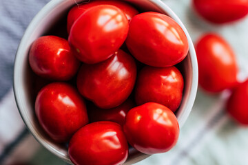 Tomates cerise dans une tasse - Tomates fraiches du jardin