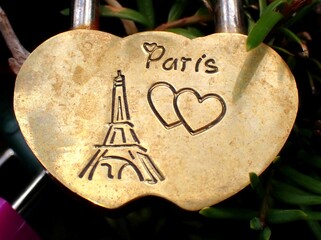 Love locker forever in Paris