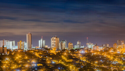 Obraz premium Prédios iluminados em paisagem noturna da cidade de Apucarana, localizada no Paraná, sul do Brasil, 