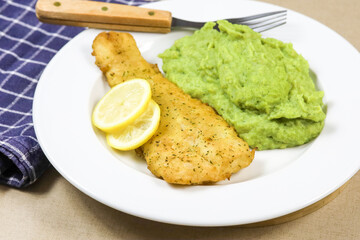 filet de poisson meunière et purée de légumes verts