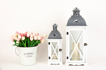 Faroles blancos y tulipanes rosas.