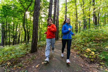 Fototapeta premium Girl and boy running in city park