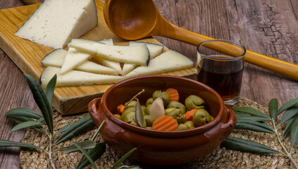 Fototapeta na wymiar Tabla de queso acompañado por aceitunas y vino