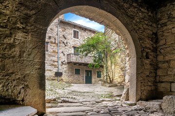 Obraz premium City gate to the village Hum in Croatia. Hum is the smallest town in the world. Hum is the smallest town in the world.