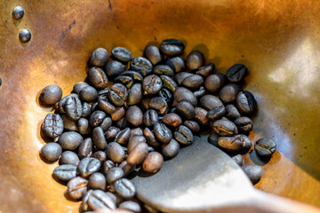 Roasted coffee beans in a brass pan - 355906016