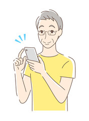 スマホを操作して笑顔の男性