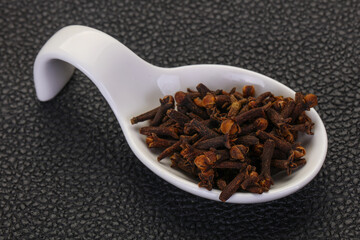 Dry clove seeds