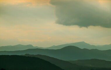 Fototapeta premium Montañas del Parque Natural Bucegi vistas desde el sur, desde el pueblo de Cap Rosu en el distrito de Prahova en Rumanía. Fondos naturales.