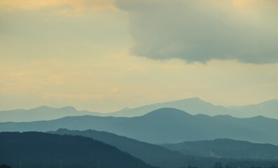 Obraz premium Montañas del Parque Natural Bucegi vistas desde el sur, desde el pueblo de Cap Rosu en el distrito de Prahova en Rumanía. Fondos naturales.