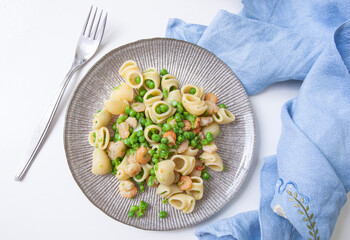 Pasta with shrimp and peas